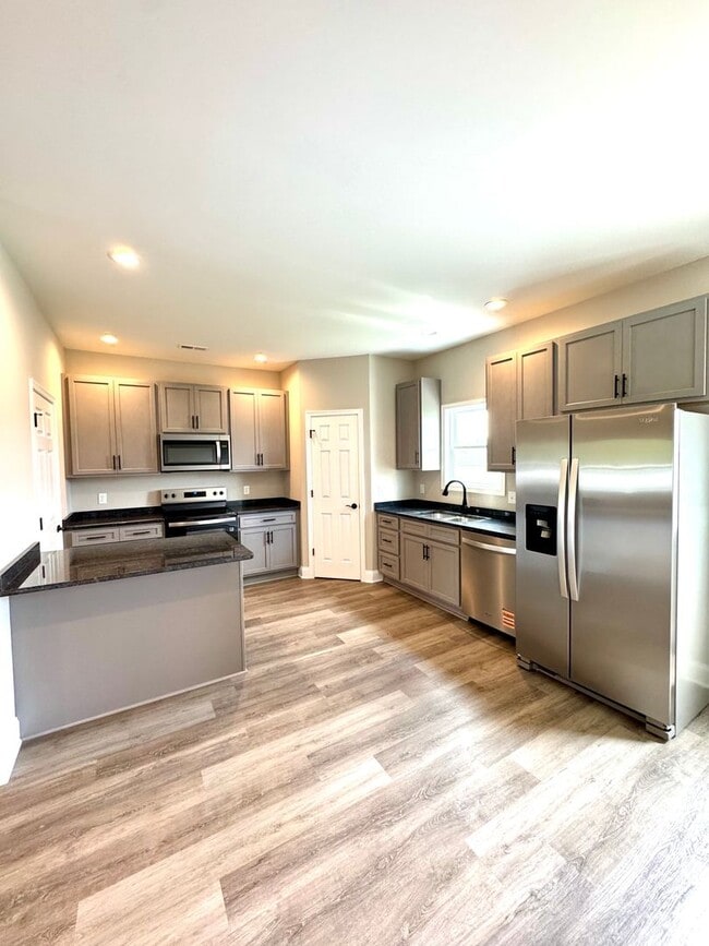 Building Photo - Brand New 3 Bed, 2.5 Bath Townhouse