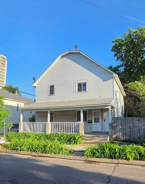 Building Photo - 215 W 31st St