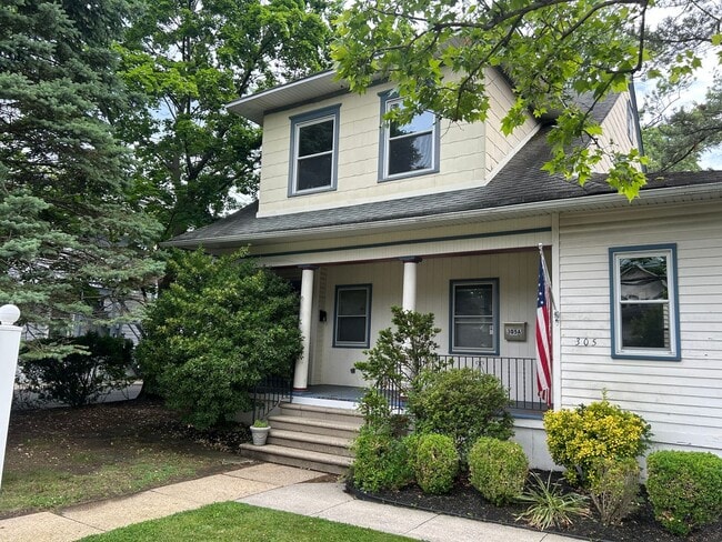 Building Photo - Renovated 2 Bed Apartment 1 block to downtown with Laundry and Central Air