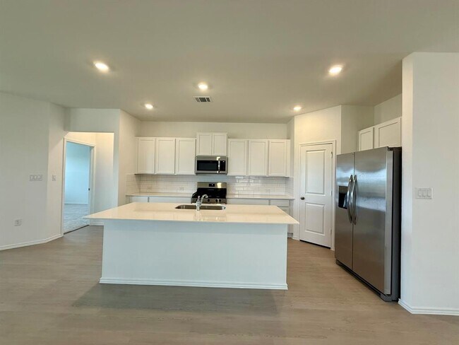 Building Photo - 106 Camargue Dr