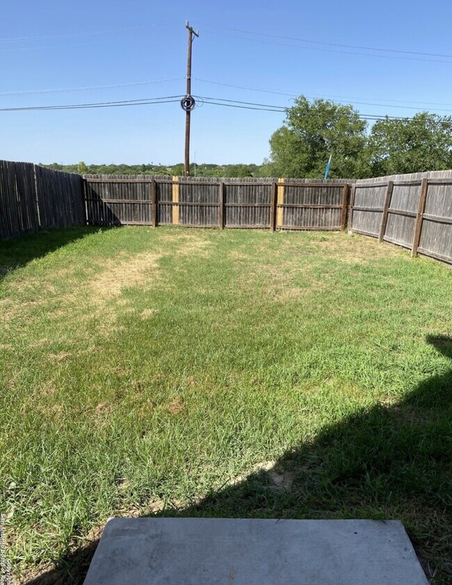 Building Photo - "Spacious 3-Bed Condo with Granite Countertops & 2.5 Baths in Prime San Antonio Location!"