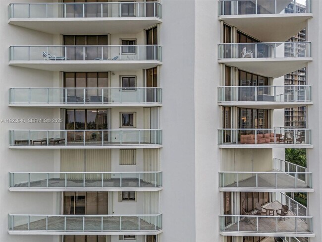 Building Photo - 19500 Turnberry Way