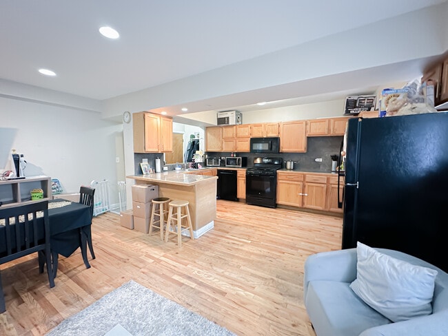 Building Photo - 5335 N California Ave