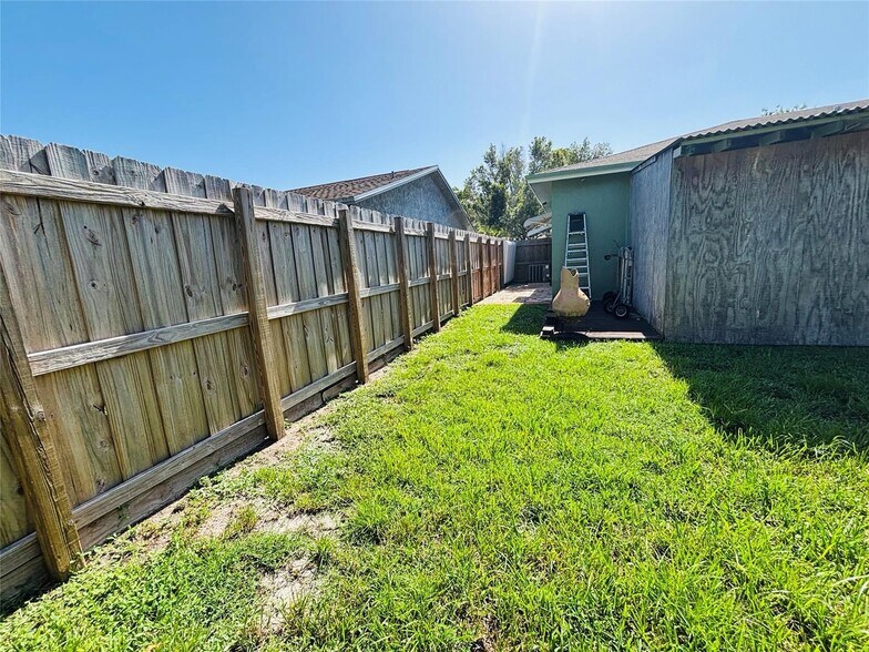 Building Photo - 1010 SW 83rd Ave