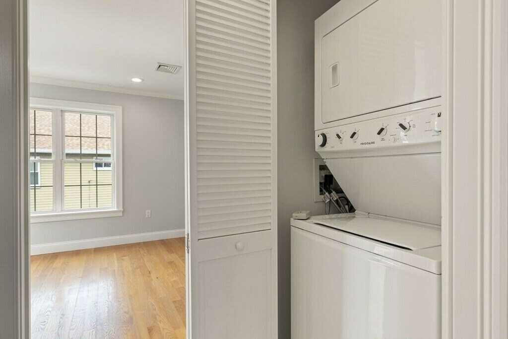 Building Photo - 58 Holton St