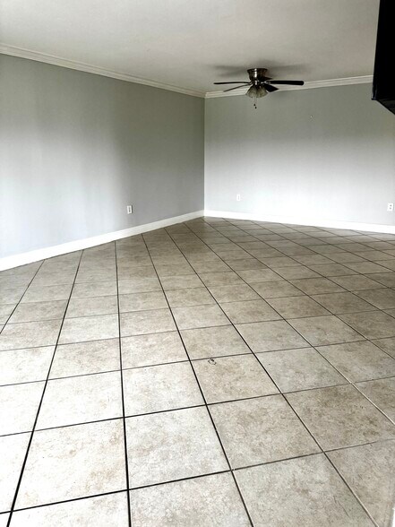 living room - 2334 S Cypress Bend Dr