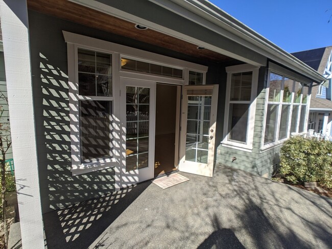 Building Photo - Very nice 2 bed, 2 bath, 1 car garage in S...