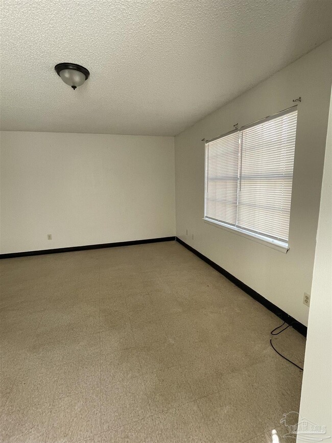 Building Photo - 1121 Lake Dr