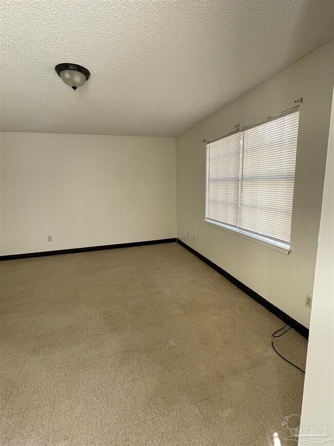 Building Photo - 1121 Lake Dr