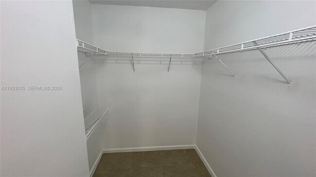 Building Photo - 529 E Sheridan St