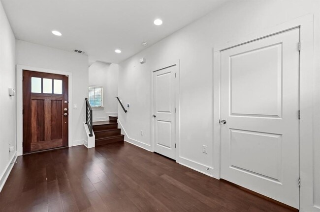 Building Photo - 1000 Muse Ln