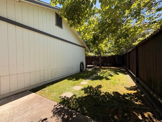 Building Photo - Beautifully Updated 3/2! Backyard, 2 Car Garage! Modern and Clean!