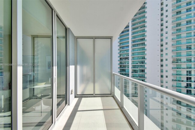 Building Photo - 1300 Brickell Bay Dr