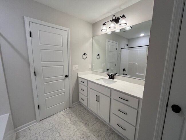 Building Photo - Stunning townhouse located in the heart of Winnabow!