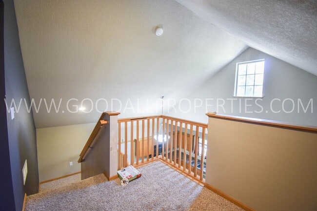 Building Photo - 3 Bedroom, 2.5 Bath 1 1/2 story first floor master suite -Townhome in Urbandale with 2-Car attach...