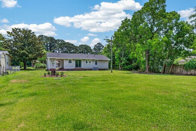Building Photo - 2527 Country Club Rd