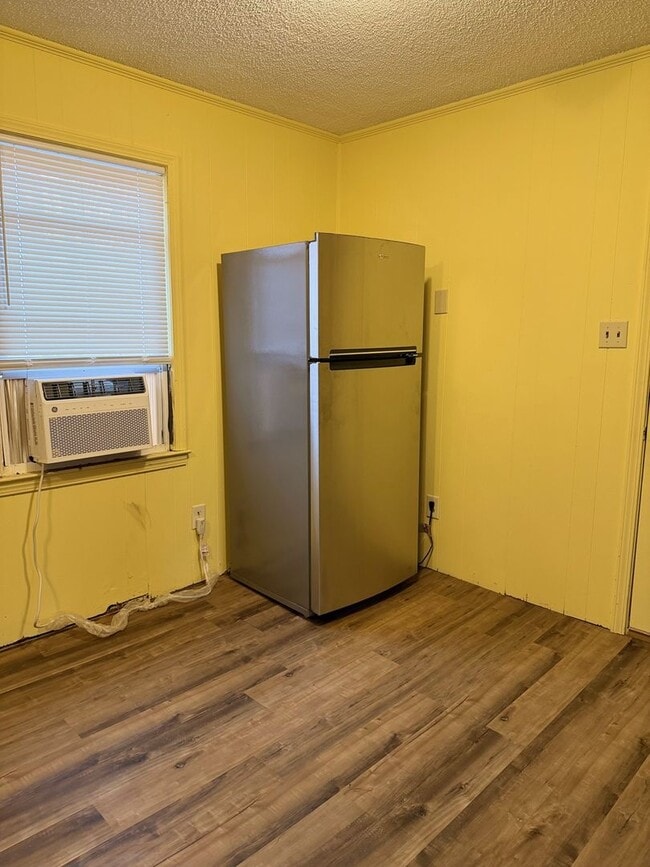 Building Photo - 307 McKellar Dr