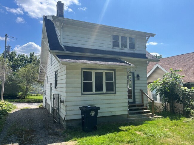 Building Photo - Charming 2-Bedroom Property in Prime Location