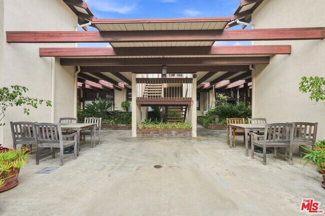 Building Photo - 2322 Palos Verdes Dr W