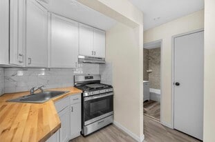 Building Photo - 2201 Barclay Mnr