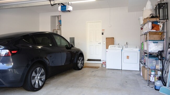 Building Photo - Gorgeous 3 bedrooms 2.5 baths townhome in ...