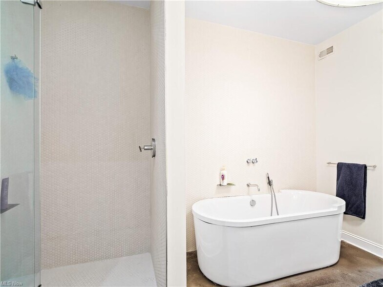 Primary Bath - 701 W Lakeside Ave