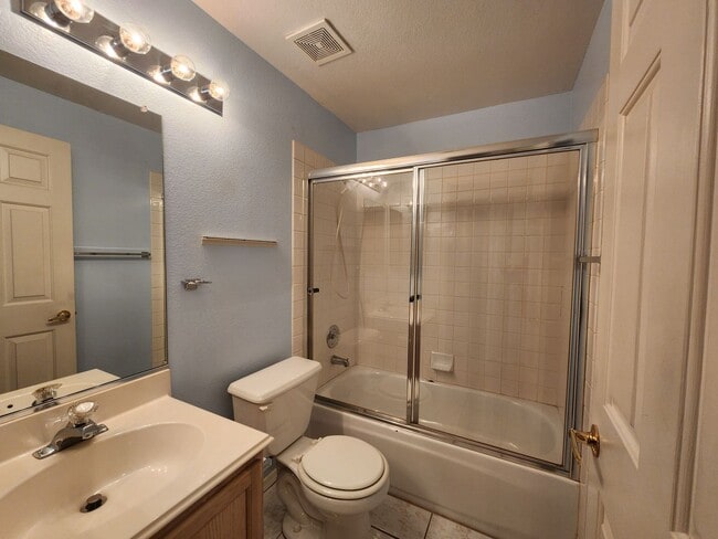 Building Photo - Fabulous First Floor Condo!