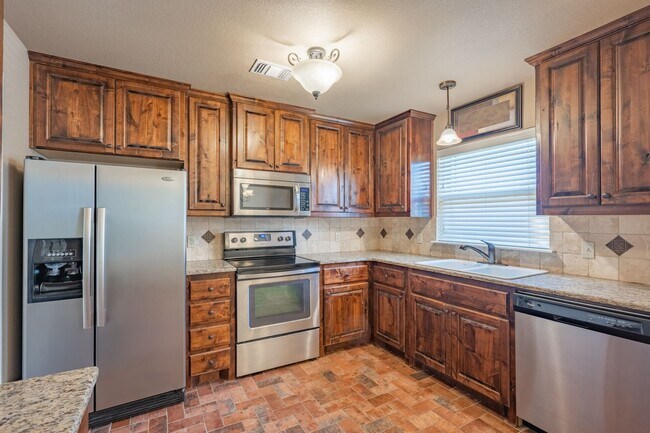 Building Photo - 3/2 in Hillside Terrace!