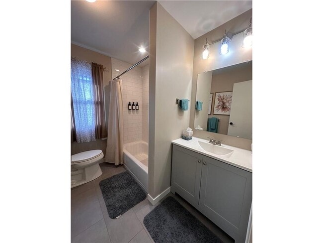 Building Photo - 629 E 67th St