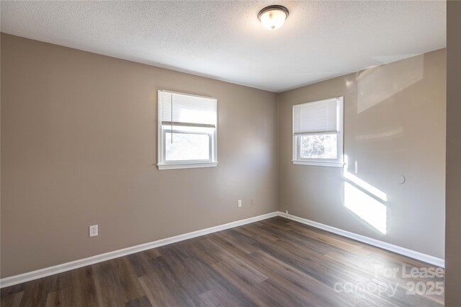 Building Photo - 424 S 4th St