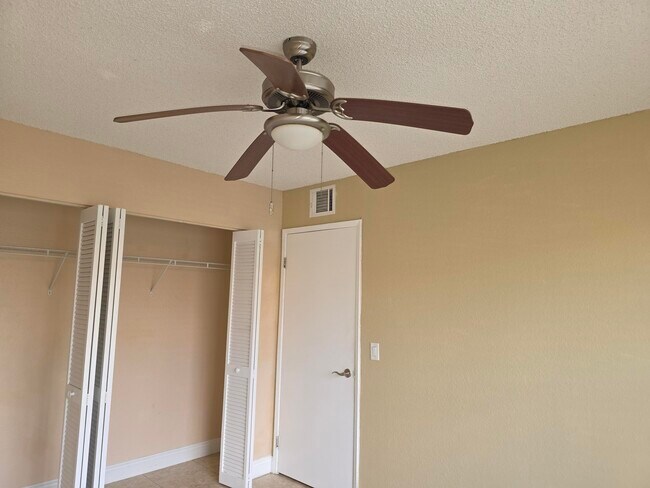 Building Photo - 1542 Lake Crystal Dr