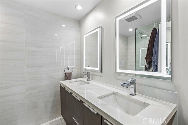 Building Photo - 818 N Doheny Dr