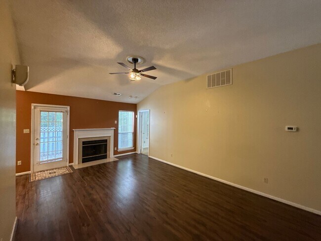 Building Photo - 3-Bedroom Home close to University!