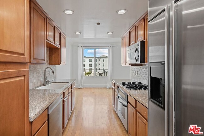 Building Photo - 1337 Wellesley Ave