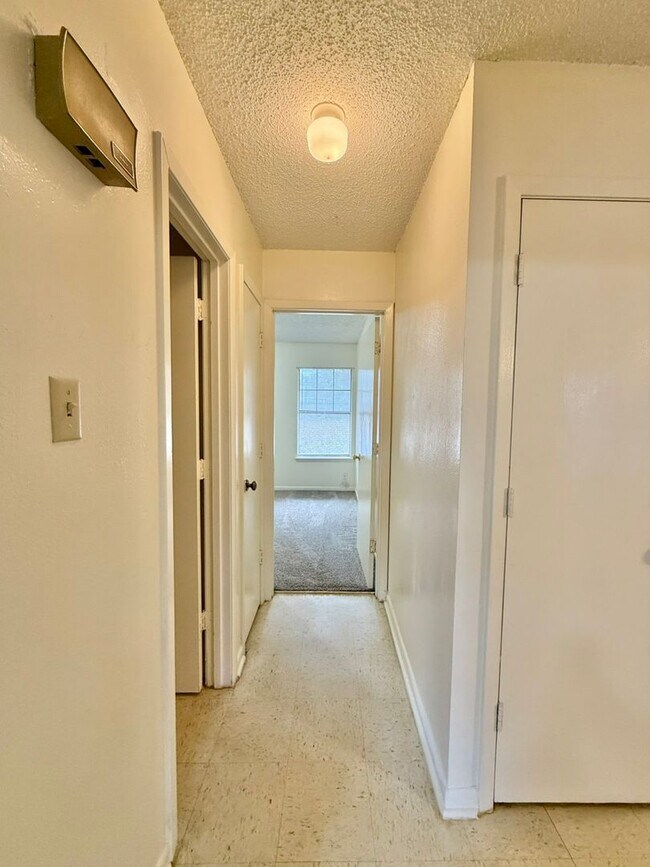 Building Photo - Available! 2 Bedroom 1 Bath Close to Everything! Longview, TX!