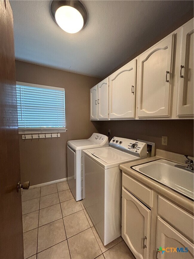 Building Photo - 826 Timber Dr
