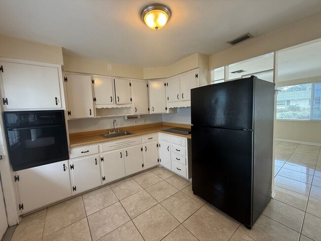 Building Photo - Highly Desired Tyrone home 2/1.5
