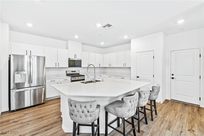 Building Photo - 2734 Fantoni St