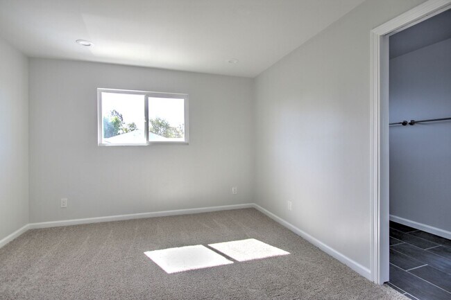 Building Photo - 3150-3150 Florine Dr