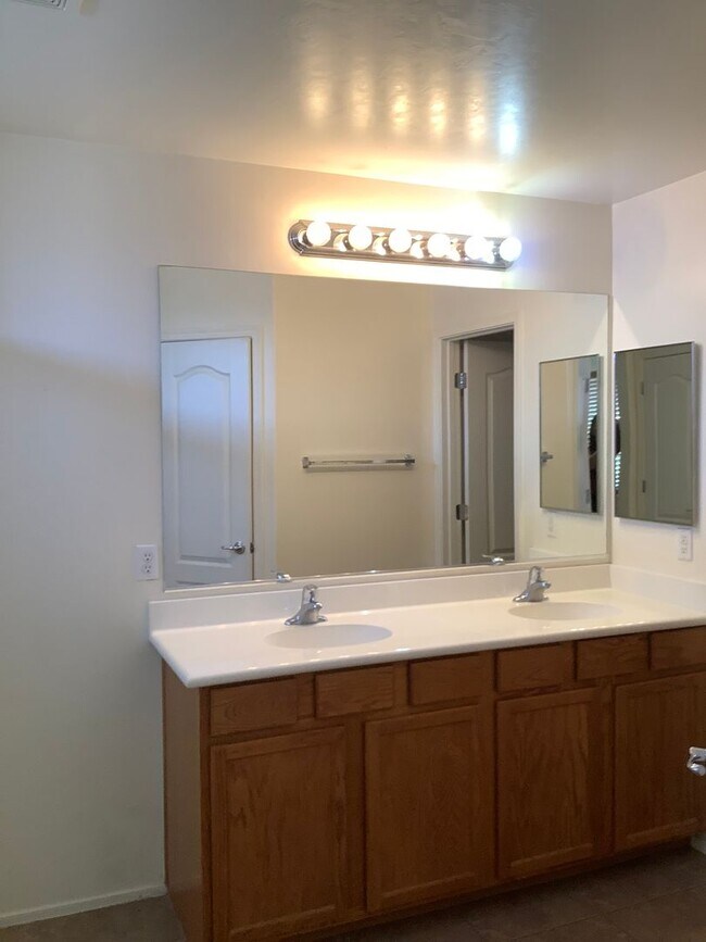 Building Photo - NORTHWEST HOME FOR RENT