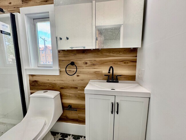 Building Photo - 5616 Phillips Ave