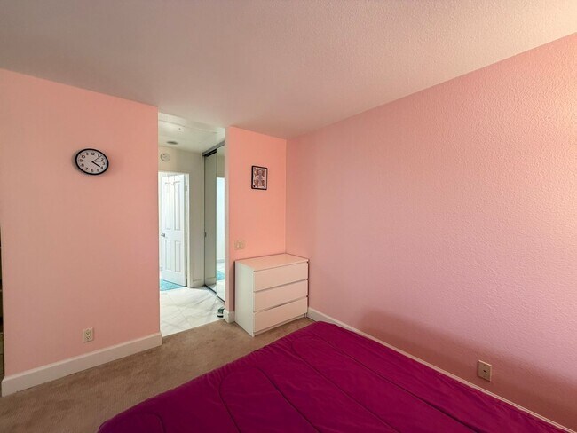 Building Photo - Large Studio in La Jolla / UTC area