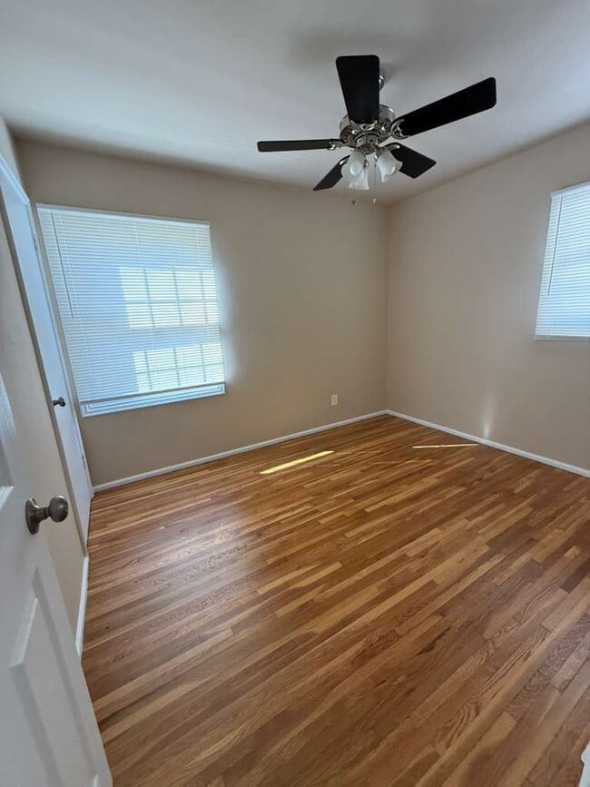 Building Photo - Charming 3-Bedroom, 1 bath Home with Lovely Hardwood Floors in St. Louis! Section 8 STRONGLY PREF...