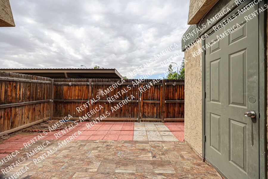 Building Photo - 6058 W Golden Ln