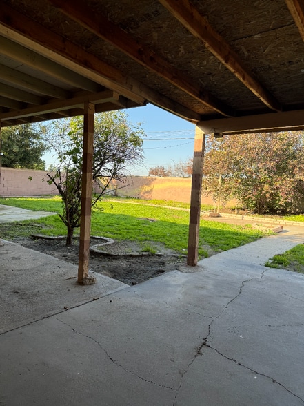 Building Photo - 4869 E Simpson Ave