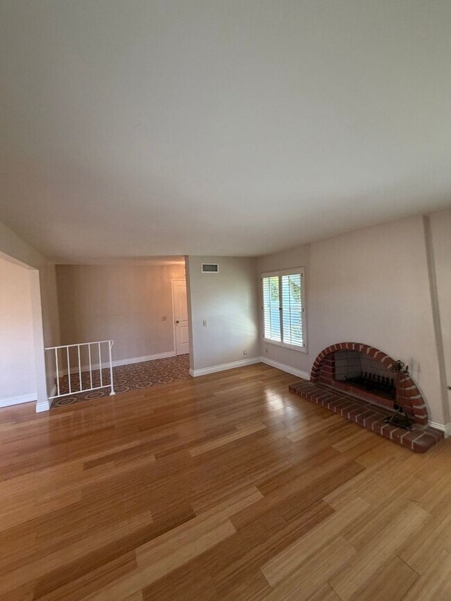 Building Photo - Beautiful 3 Bedroom Home in Avocado Heights