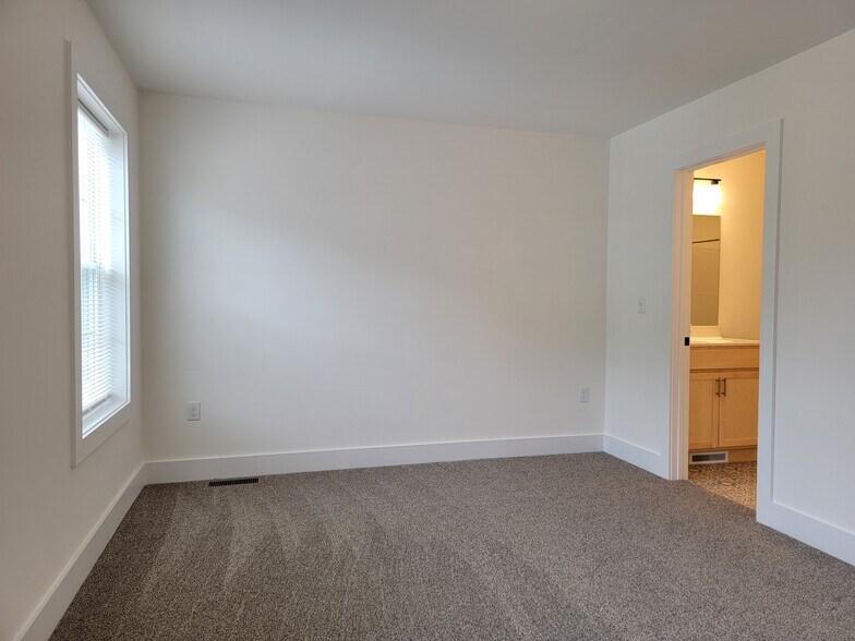 Building Photo - 17 Burk Ct