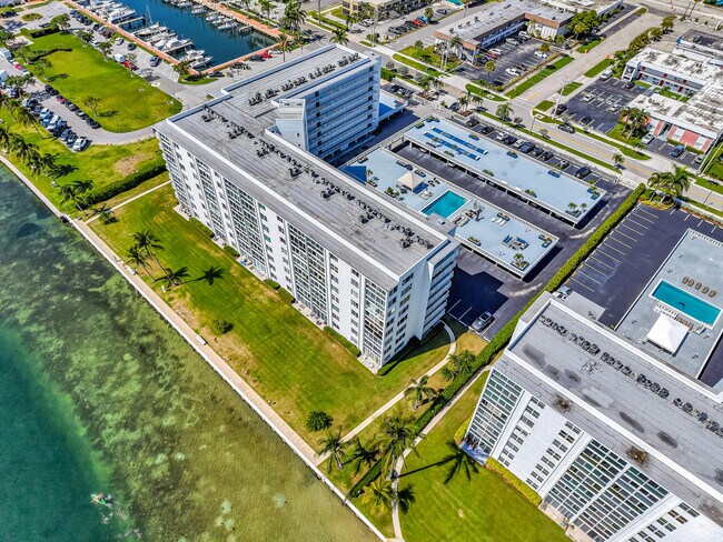Building Photo - 301 Lake Shore Dr