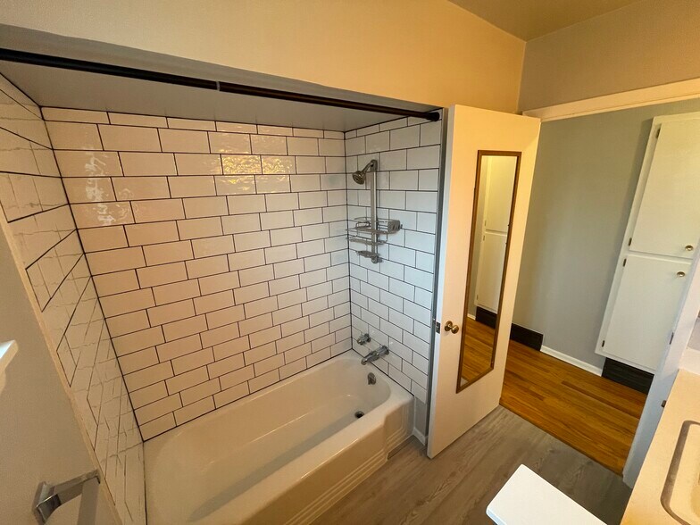 Upstairs Bath 5 - 3011 N Stout Rd