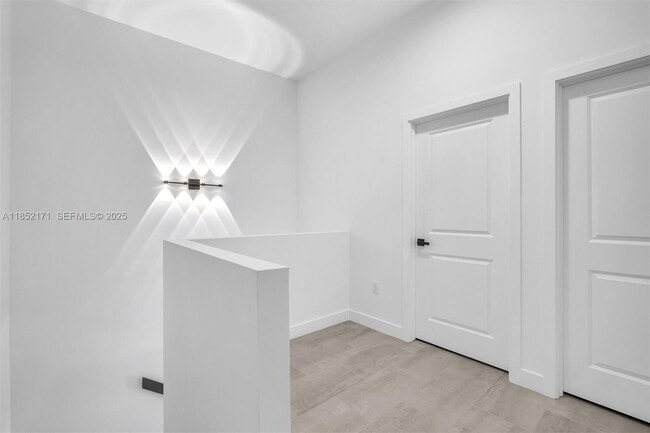 Building Photo - 309 NW 7th Ct